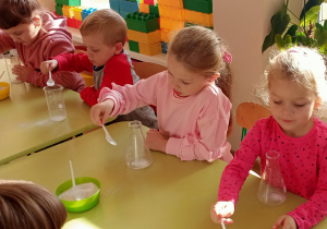 Dzieci wykonują eksperymenty z solą